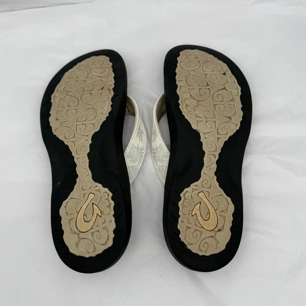 OluKai Hoopio Thong Sandals Pineapple Print Beach Flip Flops Size 9 Womens